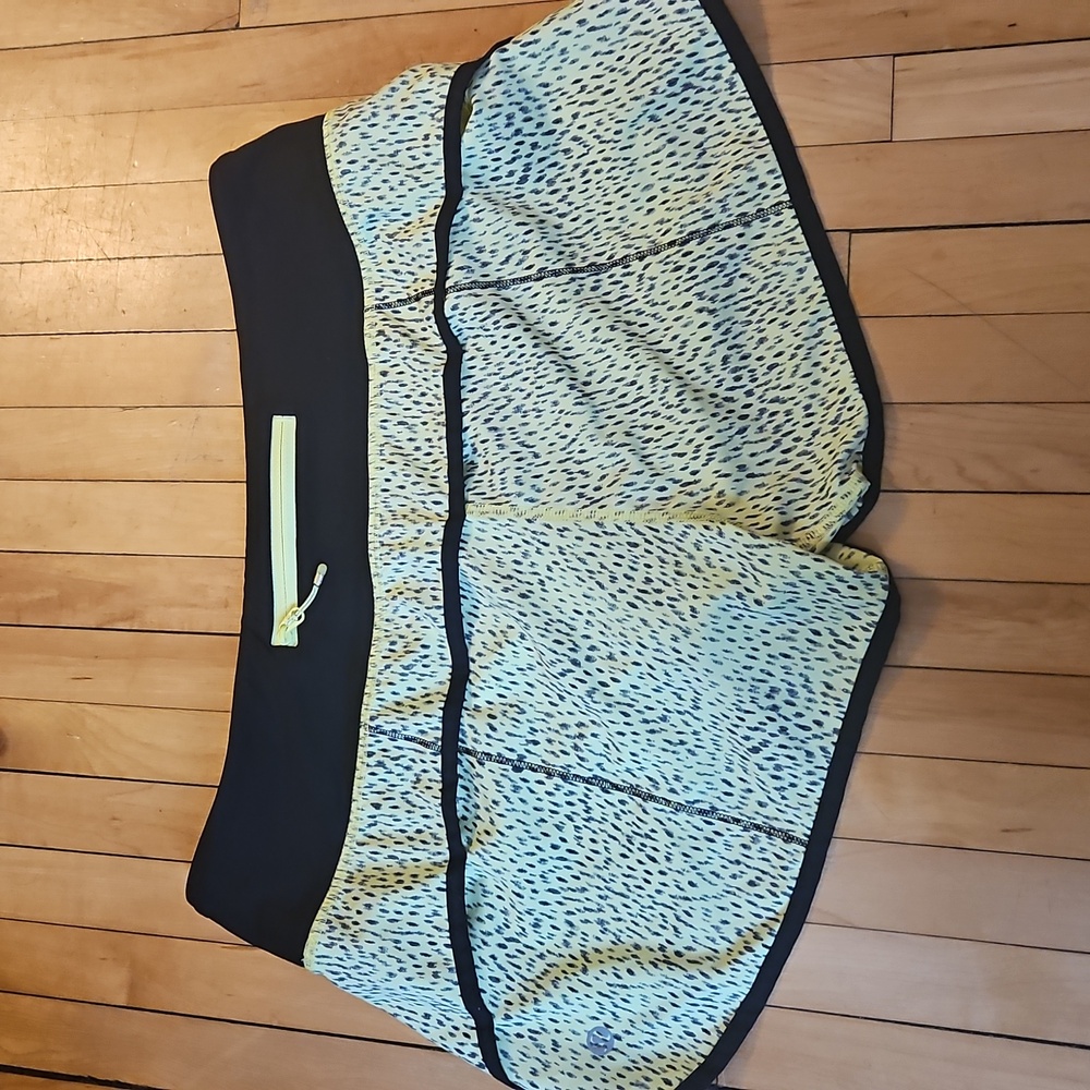 Lululemon womens  yellow/ black gem shorts size 8 - Picture 3 of 5